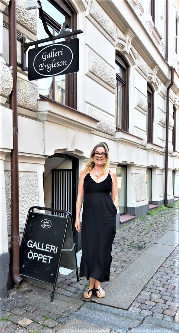 International Fine Artist FREJA ENJOY outside Galleri Engleson 9/6, 2019. International Fine Artist FREJA ENJOY outside Galleri Engleson 9/6, 2019.