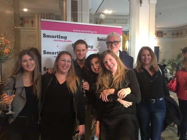Härligt gäng återförenas på Smarting! Från vänster Jenny Gunnarsson, fotograf och influencer konsult, Susanne Härlin, Lifestyle Publishing, Graziella och Alvin Ronlan, Smartings Maria Forssén och inredaren och bloggaren Charlotte Rosenberg Bosten. Härligt gäng återförenas på Smarting! Från vänster Jenny Gunnarsson, fotograf och influencer konsult, Susanne Härlin, Lifestyle Publishing, Graziella och Alvin Ronlan, Smartings Maria Forssén och inredaren och bloggaren Charlotte Rosenberg Bosten.