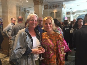 Ewa Borin till höger är konstnär och hade fantastisk konst på väggarna. Ewas konst kan ses på Strandvägen 7a & www.ewaborin.com Smartingar har 20% rabatt. Ewa Borin till höger är konstnär och hade fantastisk konst på väggarna. Ewas konst kan ses på Strandvägen 7a & www.ewaborin.com Smartingar har 20% rabatt.