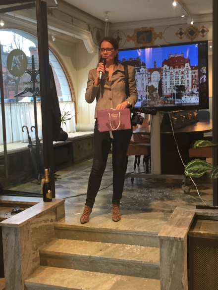 Smartings Marie Ericsson Drotte som även driver champagneagentur avslutade en härlig kväll med utlottning av en flaska champagne från champagnehuset Mathelin som arbetar med hållbar odling. Inte bara gott. Utan hållbart också. In och beställ på BonneBox Smartings Marie Ericsson Drotte som även driver champagneagentur avslutade en härlig kväll med utlottning av en flaska champagne från champagnehuset Mathelin som arbetar med hållbar odling. Inte bara gott. Utan hållbart också. In och beställ på BonneBox