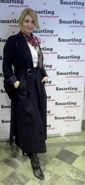 Vackra och talangfulla modedesignern Amelia Ursache kom på vårt Business Bubbel i snygg egendesignad kappa. Vackra och talangfulla modedesignern Amelia Ursache kom på vårt Business Bubbel i snygg egendesignad kappa.