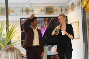 Caroline Ravn är kvinnlig trollkarl och medlem i Business Lounge. Hon bjöd på ett trick och utlottning av sin föreställning på Södra Teatern. Caroline Ravn är kvinnlig trollkarl och medlem i Business Lounge. Hon bjöd på ett trick och utlottning av sin föreställning på Södra Teatern.