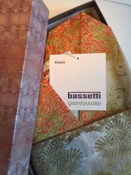 Du får en fin paketkartong när du köper en kimono från Granfoulard Basetti. Du får en fin paketkartong när du köper en kimono från Granfoulard Basetti.