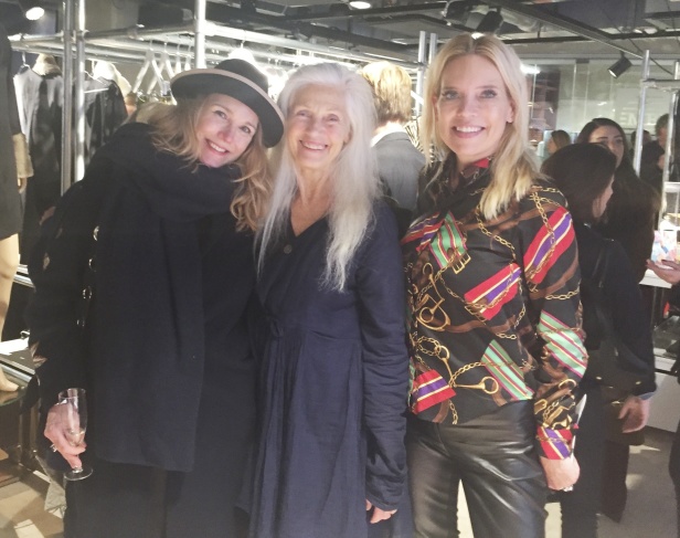 AnnaCharlotte Bosten Rosenberg, designer som lanserar vackra kuddar i Smarting Show & Shop, topmodel Ingmarie Lamy och modeinfluencer Hanna Gerner minglade och julmyste på vår lansering. AnnaCharlotte Bosten Rosenberg, designer som lanserar vackra kuddar i Smarting Show & Shop, topmodel Ingmarie Lamy och modeinfluencer Hanna Gerner minglade och julmyste på vår lansering.