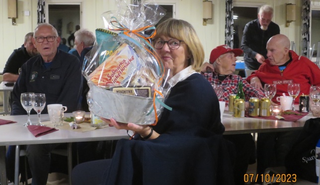 Marianne Friberg, Vimmerby, lycklig vinnare av en stor korg med Gäsene-ost!
