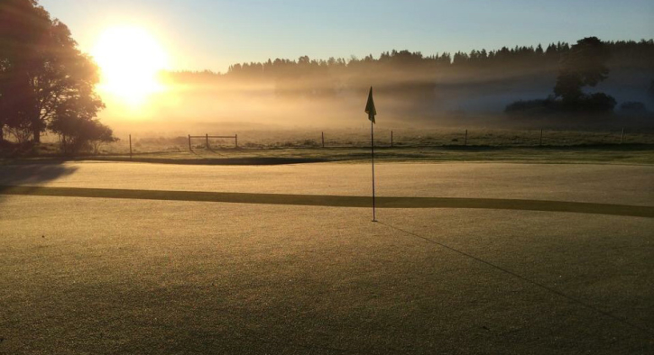 Soluppgång över hål 15:s green. Soluppgång över hål 15:s green.