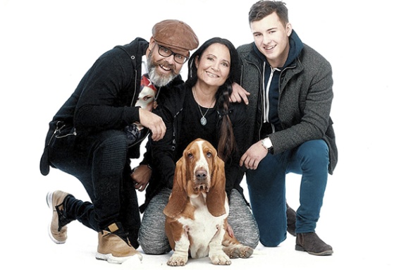 Familjen Dröse & Norberg: Robert Dröse, Anna Norberg, Theo Dröse och hunden Ulrik Familjen Dröse & Norberg: Robert Dröse, Anna Norberg, Theo Dröse och hunden Ulrik