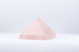 Rosenkvarts pyramid | trumlade spets stav kristaller slipade stenar healing stenar chakra stenar - Pris: ca 482-522kr, Gram: ca 241-261g, Storlek: ca 5-5,5cm höjd