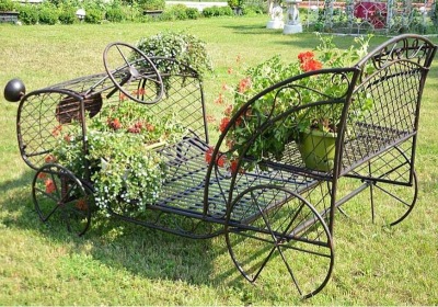 Dekorativ och funktionell trädgårds bänk 