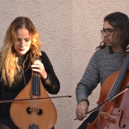 Niki Xylouri and Isodoros Papadakis. She normally plays percussion like bentir and stamna, he plays cello. In their Loop Project they use more modern means. Photo: Magdalena Prokopowicz