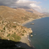 Palmestranden er nærmest dernede, bagved ligger Amoudi-stranden.