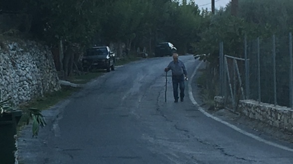 17. september. På vej hjem ved aftenstide. Den ensomme vandrer er fotograferet i udkanten af Argyroupoli. 17. september. På vej hjem ved aftenstide. Den ensomme vandrer er fotograferet i udkanten af Argyroupoli.