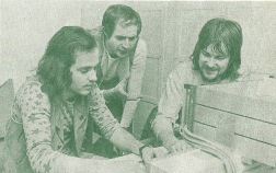 I studiet: Claus Asmussen, lydtekniker (senere guitarist i Shu-Bi-Dua), Niels Skousen og Per Stan, trommeslager og producer.