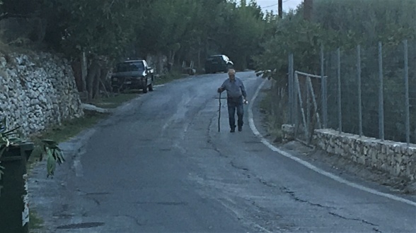 17. september. På vej hjem ved aftenstide. Den ensomme vandrer er fotograferet i udkanten af Argyroupoli.