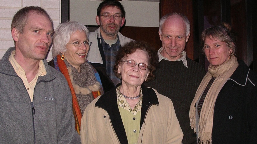 81 år og mor til fire, fra venstre Thor Bjørn, Lone, den daværende svigersøn Knud Erik, Jakob og Lisbeth. Billedet er fra 2004. I dag er det 100 år siden, at damen i centrum blev født.