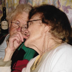 Svigermødre mødtes. Wally og Inger i julen 2004, 83 og 82 år gamle.