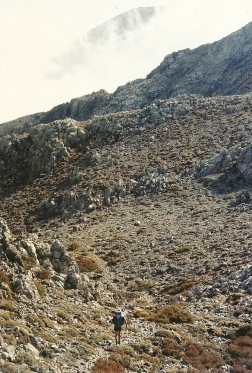 Den lille prik er Günther, på vej op i Dikti-bjergene, 2. november 2002.