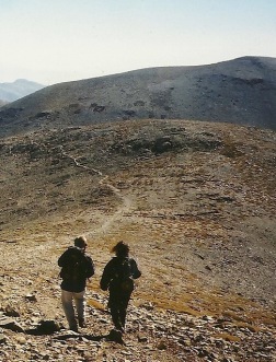 Laurent og Margit mod toppen af Psiloritis, 25. oktober 2002.