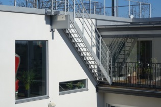 Lätt trappa av aluminium till fasad Lätt trappa av aluminium till fasad