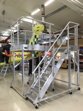 Specialbyggd plattform med sparklist för service av stjärtrotor på en av räddningstjänstens helikoptrar Specialbyggd plattform med sparklist för service av stjärtrotor på en av räddningstjänstens helikoptrar