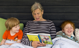 Lena Eliasson leker med barnbarnet Hugo i Slottsskogen. Lena Eliasson leker med barnbarnet Hugo i Slottsskogen.