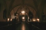 Heliga Kors kyrka är fylld av vägg- och takmålningar, epitafier, ljusarmar och ljuskronor från olika tidsepoker. Foto: Martina Karlsson 