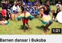 Barnen dansar i Bukoba