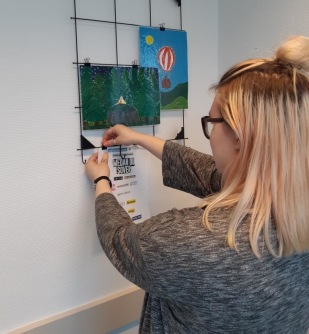 En dikt sätts upp - med förhoppningar om framtiden. En dikt sätts upp - med förhoppningar om framtiden.