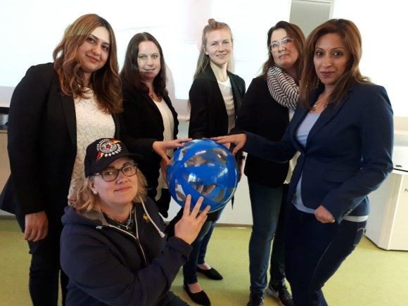 Huvudrollen i det dramaturgiska inslaget, en deltagare, spelades av Maria Öhman, i keps. Övriga medverkande, som representerade olika myndigheter, från vänster: Lilian Khader, Maria Anger, Johanna Thunholm, Mari Ganson och Anahita Javani. Huvudrollen i det dramaturgiska inslaget, en deltagare, spelades av Maria Öhman, i keps. Övriga medverkande, som representerade olika myndigheter, från vänster: Lilian Khader, Maria Anger, Johanna Thunholm, Mari Ganson och Anahita Javani.