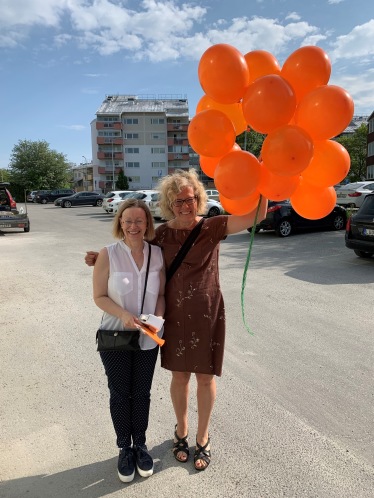 Bettina Och Kirsi med ballonger. Bettina Och Kirsi med ballonger.