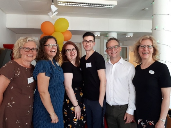Från invigningen av Hoppet. Finsam SUVS ordförande Henrik Thureson, samordnare för Hoppet Tina Claesson, Kipa Poikolainen, coachen Fredrik Sinkkonen Bernhartz, peer support Alissa Part och enhetschef Johanna Part Från invigningen av Hoppet. Finsam SUVS ordförande Henrik Thureson, samordnare för Hoppet Tina Claesson, Kipa Poikolainen, coachen Fredrik Sinkkonen Bernhartz, peer support Alissa Part och enhetschef Johanna Part