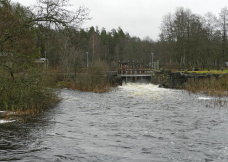 Öster om bron. Öster om bron.