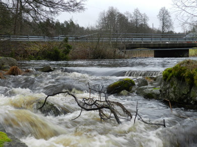 Väster om bron. Väster om bron.