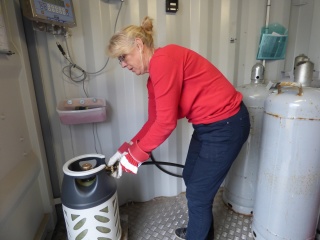 Här fyller Eva på dina flaskor. Här fyller Eva på dina flaskor.