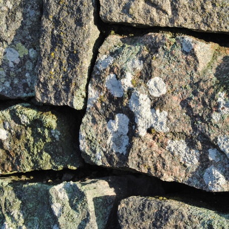Genuin kallmur med huggen granitsten