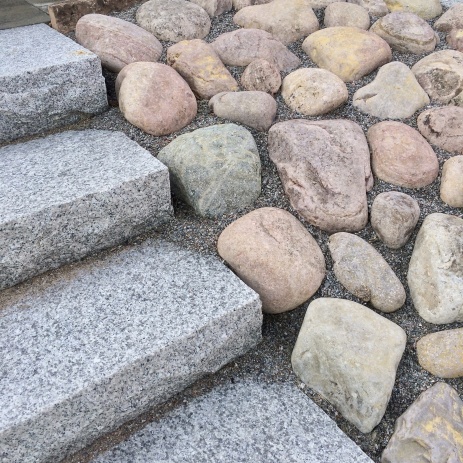 Kullersten och trappa i granitblock.