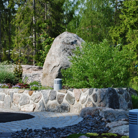 En stor granitsten bildar blickfång