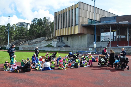 Lysande förskolan i Sundbyberg äter lunch på idrottsplatsen