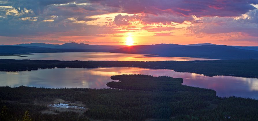 Tomas Utsi/imagebank.sweden.se, Midnigh sun on the Torne river