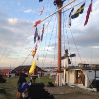 Flaggspel i hamnen i Torekov