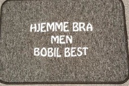 Grå matta med färdig text 40x60 cm Grå matta med färdig text 40x60 cm