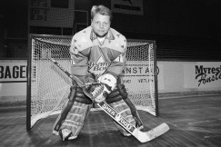 Rolf Riddervall målvakt i Team Boro samtidigt som han blev världsmästare som målvakt i Tre Kronor. Rolf Riddervall goalkeeper at Team Boro at the same time as becoming world champion goalkeeper at Tre Krono