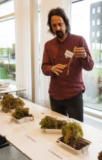 Olika vitmossearter har olika egenskaper av betydelse för odlingen. Matthias Krebs visar skillnaderna mellan dem.