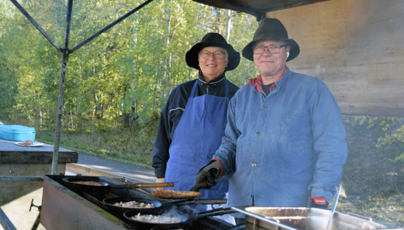 Berith och Sverker Johansson, Biobränslekompaniet, bjöd på kolbullar.