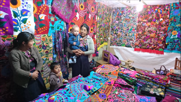Vackra broderier hos Mayaättlingar på marknaden i San Christobal de las casas Vackra broderier hos Mayaättlingar på marknaden i San Christobal de las casas