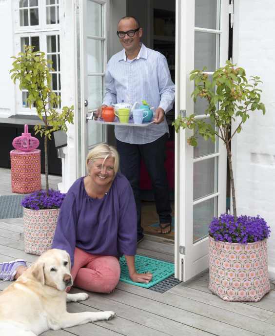 Charlotte och Philippe tillsammans med sin älskade hund, på verandan till sitt fina hus i Odense Charlotte och Philippe tillsammans med sin älskade hund, på verandan till sitt fina hus i Odense