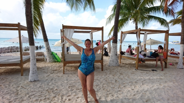 Färgen på havet är intensivt paradisturkos och på stranden kan man hyra en lyxig familjebädd att slappa i under vajande palmer! Färgen på havet är intensivt paradisturkos och på stranden kan man hyra en lyxig familjebädd att slappa i under vajande palmer!