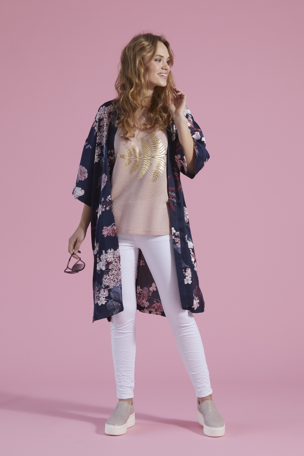 Självklart har de med en vacker kimono i kollektionen! Ett riktigt nyckelplagg i vår. Självklart har de med en vacker kimono i kollektionen! Ett riktigt nyckelplagg i vår.
