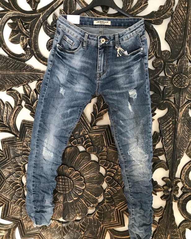 Fina jeans med lagom tuffa slitningar Fina jeans med lagom tuffa slitningar