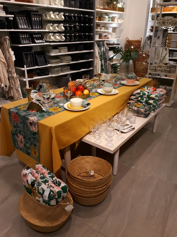 Mycket lejongult och djungeltema inne på H&M Home Mycket lejongult och djungeltema inne på H&M Home
